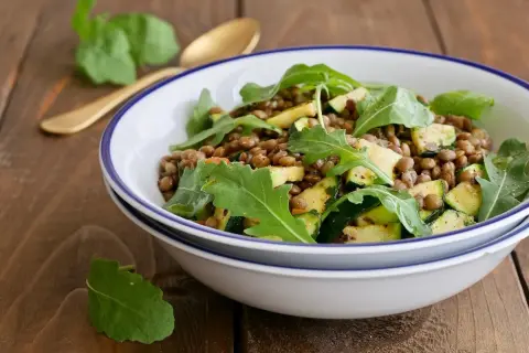 Insalata di lenticchie con zucchine e rucola, un piatto fresco e saporito, pronto per essere gustato.