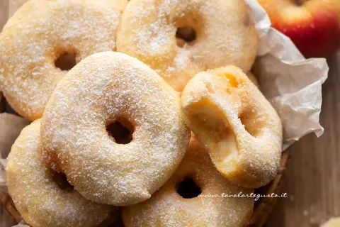 Frittelle di mele dorate e zuccherate, una delizia fatta in casa.