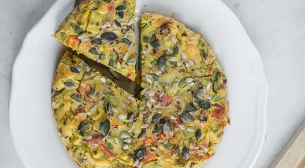 Frittata di verdure con semi, un'idea gustosa per le tue ricette con farina di ceci.