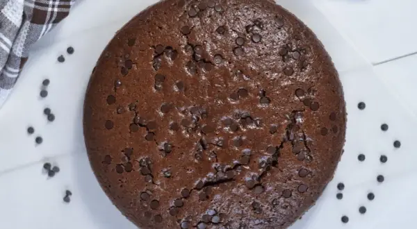 Torta al cioccolato senza burro, soffice e ricca, cosparsa di gocce di cioccolato. Un'esplosione di gusto per ogni occasione.