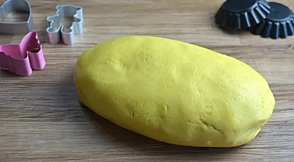 Pasta frolla Bimby pronta per essere trasformata in biscotti con formine a orsetto, cuore e farfalla.