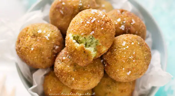 Polpette di zucchine e ricotta dorate e croccanti, cosparse di sale grosso. Una delizia da gustare!
