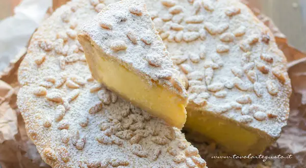 La crostata della nonna, con la sua crema gialla e i pinoli tostati, è un dolce che profuma di casa.