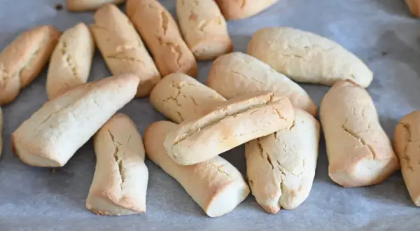 Biscotti morbidissimi in 5 minuti ricetta: una teglia piena di dolcetti dorati, perfetti per una pausa golosa.