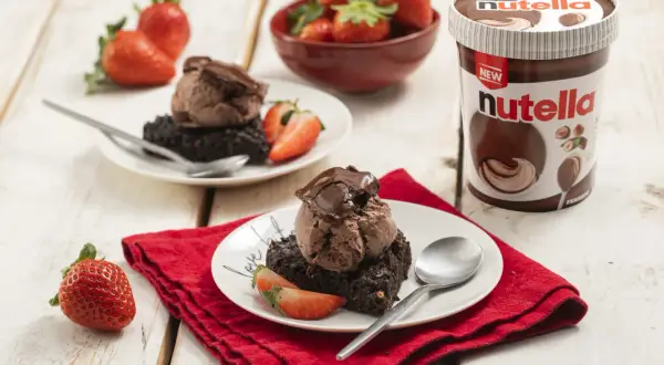Brownies con gelato al cioccolato e fragole, accompagnati da un barattolo di Nutella. Un'esplosione di golosità!