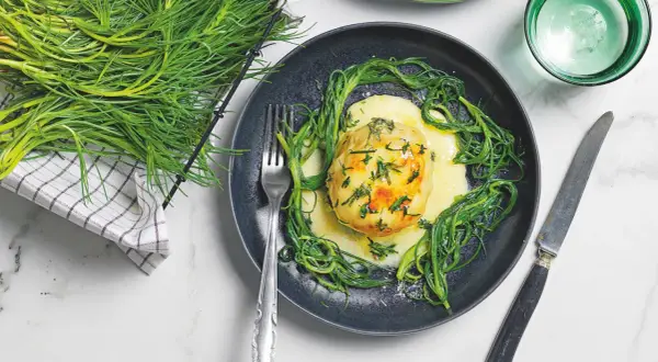 Piatto di pesce con salsa gialla e salicornia, un'idea per ricette senza glutine facili e gustose.