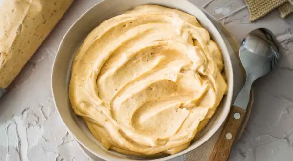 Crema soffice e invitante, perfetta per la tua burro di arachidi ricetta. Un cucchiaio attende di assaggiarla.