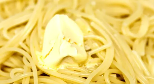 Un piatto di pasta in bianco fumante, con una generosa porzione di burro che si scioglie. Semplice e deliziosa.