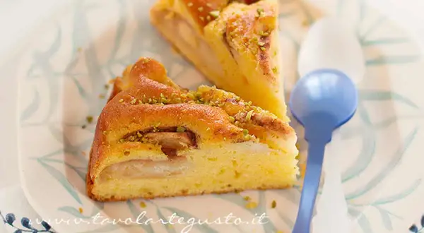 Fette di torta di mele senza burro, soffice e profumata, guarnita con pistacchi tritati.