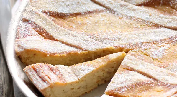 Deliziosa pastiera napoletana con la sua croccante pasta frolla, cosparsa di zucchero a velo.