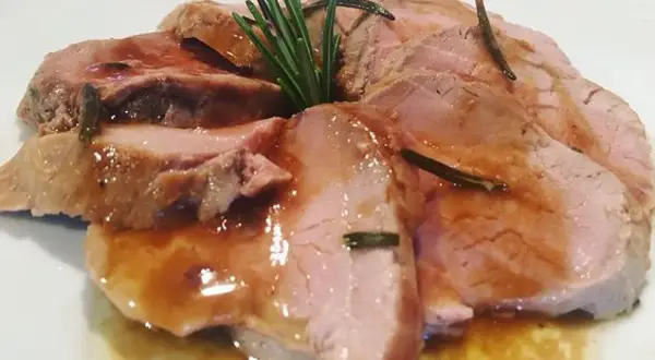 Filetto di maiale in padella morbido, succulento e profumato al rosmarino, nappato con il suo sughetto.