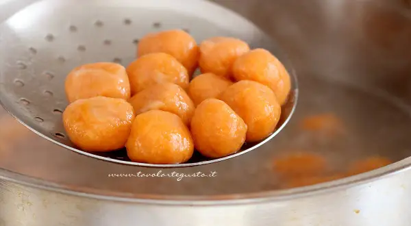 Gnocchi di zucca appena scolati, pronti per essere gustati.