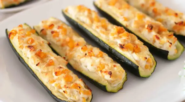 Zucchine ripiene vegetariane dorate e gratinate, un piatto gustoso e leggero.