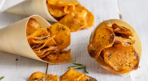 Patatine croccanti alle erbe in coni di carta, perfette per 10 ricette con le patate veloci.