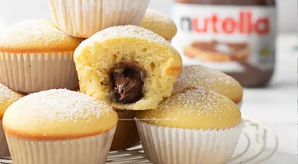 Muffin con cuore morbido di Nutella, una ricetta muffin semplici perfetta per ogni occasione. Spolverati di zucchero a velo.