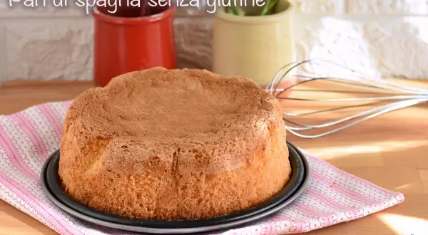 Un soffice pan di spagna senza glutine, pronto per essere farcito. La sua consistenza leggera lo rende perfetto per ogni occasione.