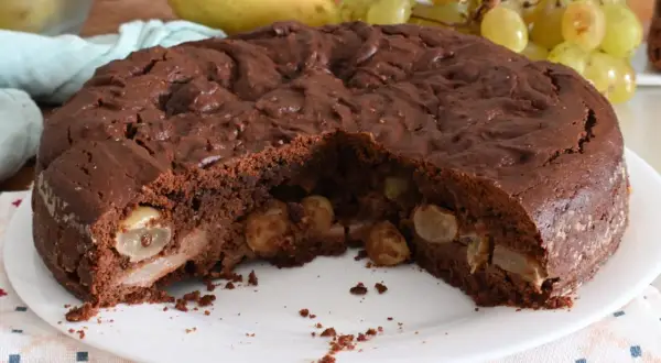 Torta pere e cioccolato con pezzi di pera visibili all'interno. Deliziosa e invitante, pronta per essere gustata.