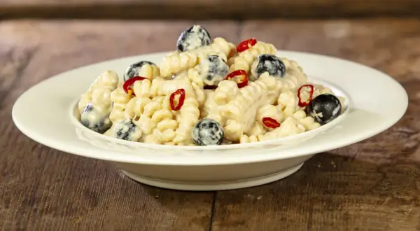 Pasta al tonno in bianco con olive nere e peperoncino, un piatto semplice ma gustoso.
