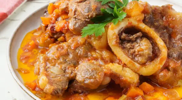 Ossobuco succulento in umido con verdure, un'ottima ossobuco ricetta veloce per un pranzo saporito.