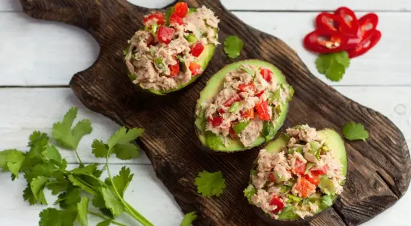 Avocado ripieni di tonno e verdure, un'idea fresca per le tue ricette con avocado.