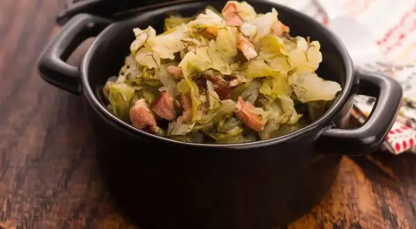 Cavolo cappuccio stufato con pancetta, un'idea gustosa per le tue ricette.