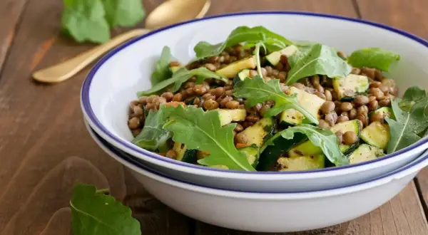 Insalata di lenticchie con zucchine e rucola, un piatto fresco e saporito, pronto per essere gustato.