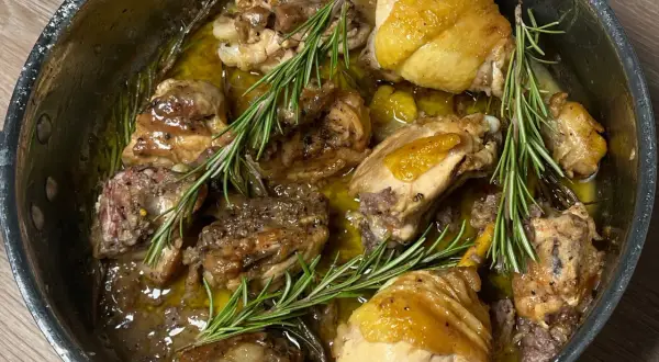 Pollo alla cacciatora ricetta della nonna, succulento e profumato, cotto in padella con rosmarino fresco.