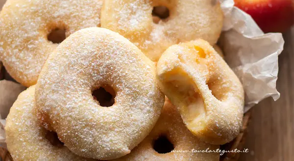 Frittelle di mele dorate e zuccherate, una delizia fatta in casa.