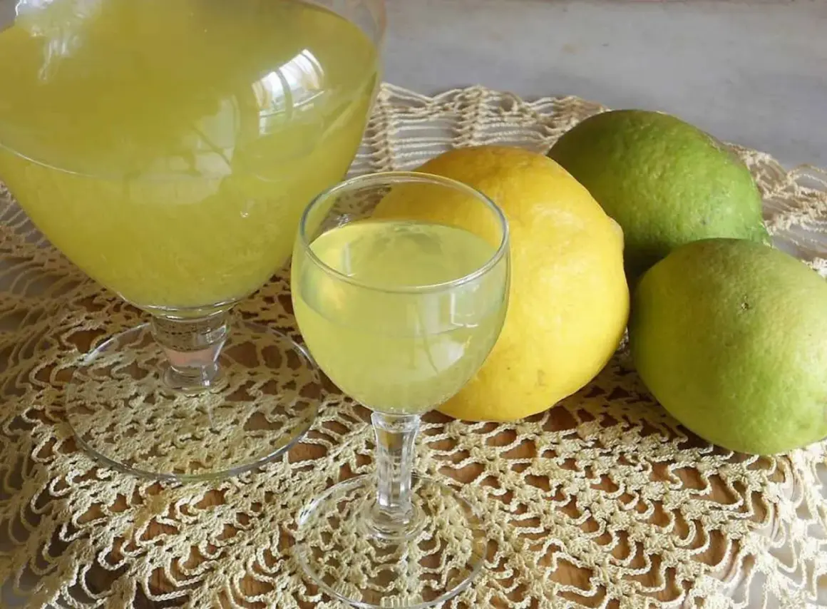 Limoncello ricetta originale Amalfi: bicchieri di liquore giallo brillante e limoni freschi, alcuni verdi, altri gialli, su un centrino di pizzo.