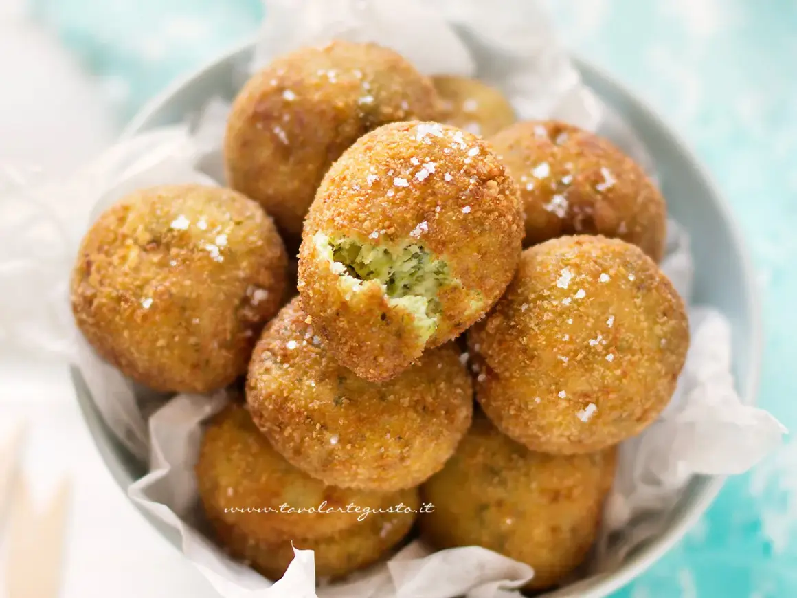 Polpette di zucchine e ricotta dorate e croccanti, cosparse di sale grosso. Una delizia da gustare!