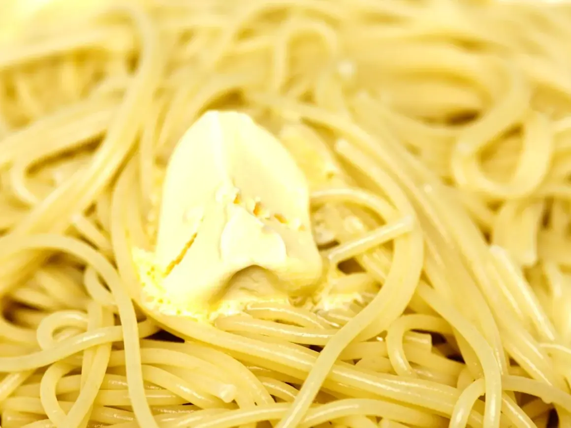 Un piatto di pasta in bianco fumante, con una generosa porzione di burro che si scioglie. Semplice e deliziosa.