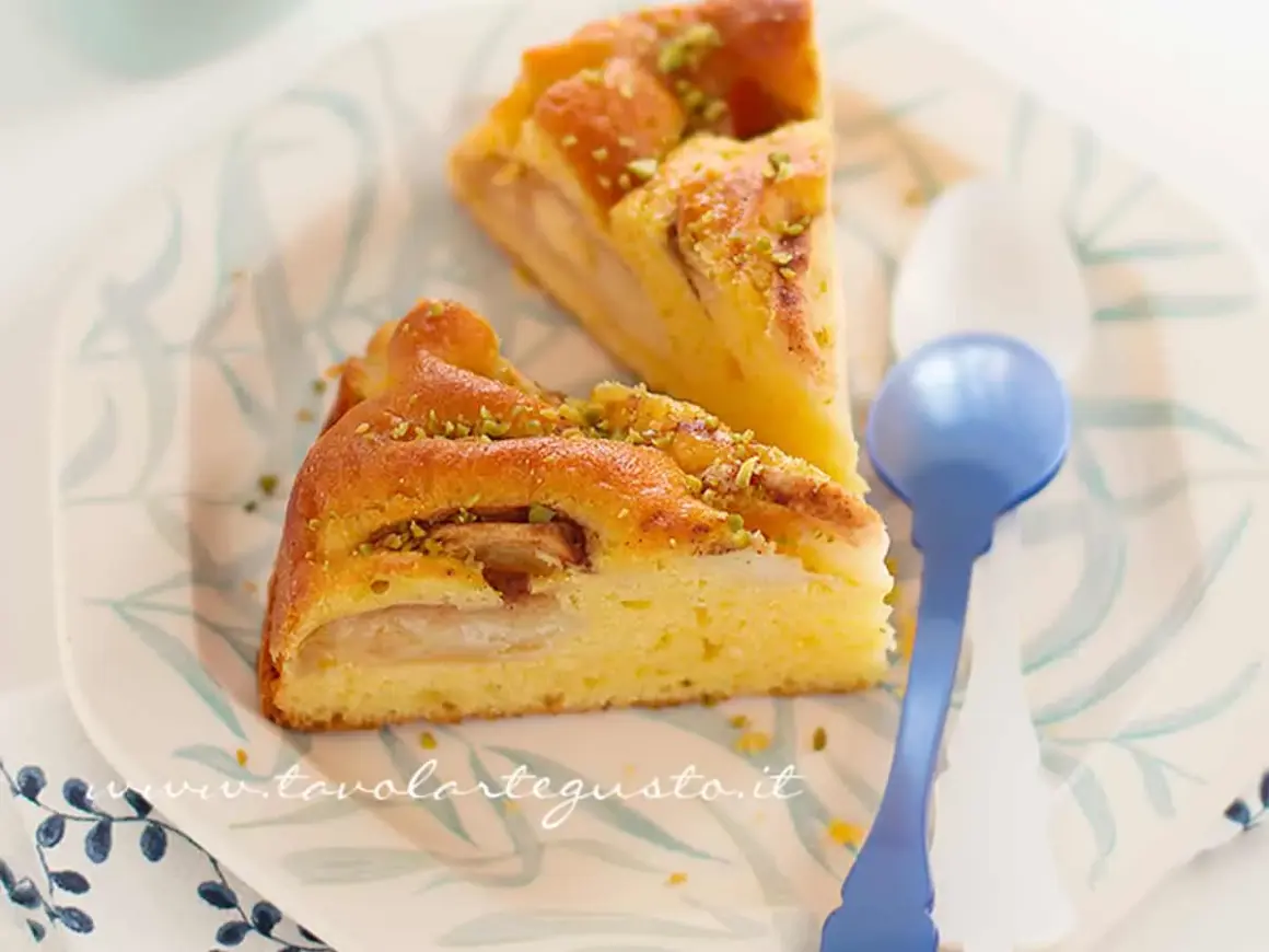 Fette di torta di mele senza burro, soffice e profumata, guarnita con pistacchi tritati.