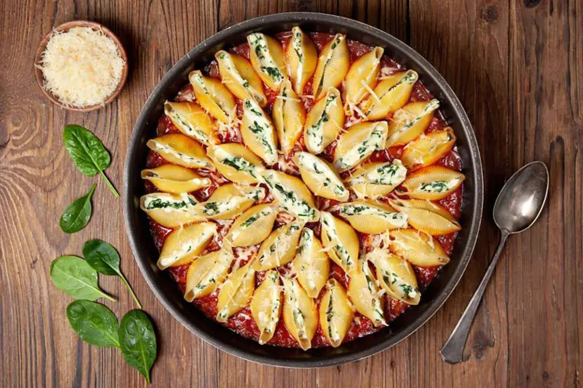 Conchiglioni ripieni al forno, un piatto invitante con pasta a forma di conchiglia farcita e gratinata, pronta per essere gustata.