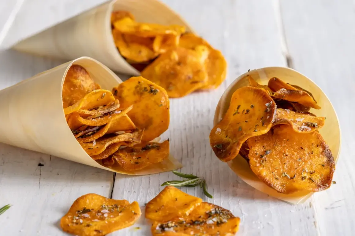 Patatine croccanti alle erbe in coni di carta, perfette per 10 ricette con le patate veloci.