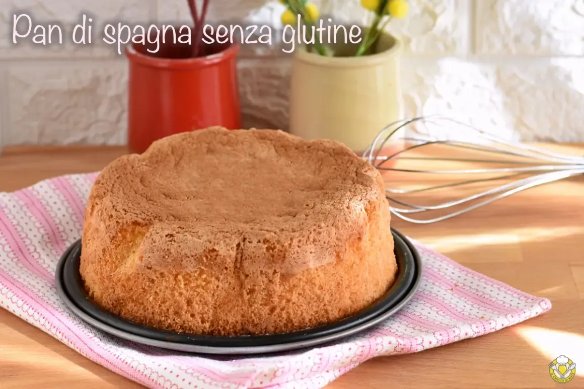 Un soffice pan di spagna senza glutine, pronto per essere farcito. La sua consistenza leggera lo rende perfetto per ogni occasione.