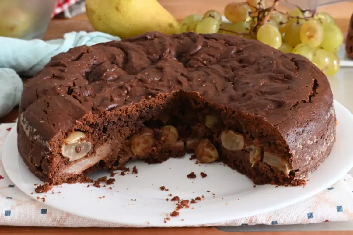 Torta pere e cioccolato con pezzi di pera visibili all'interno. Deliziosa e invitante, pronta per essere gustata.