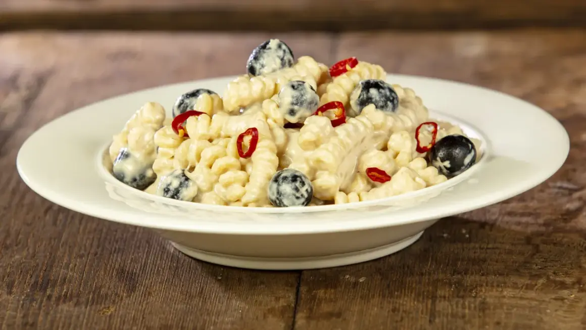 Pasta al tonno in bianco con olive nere e peperoncino, un piatto semplice ma gustoso.