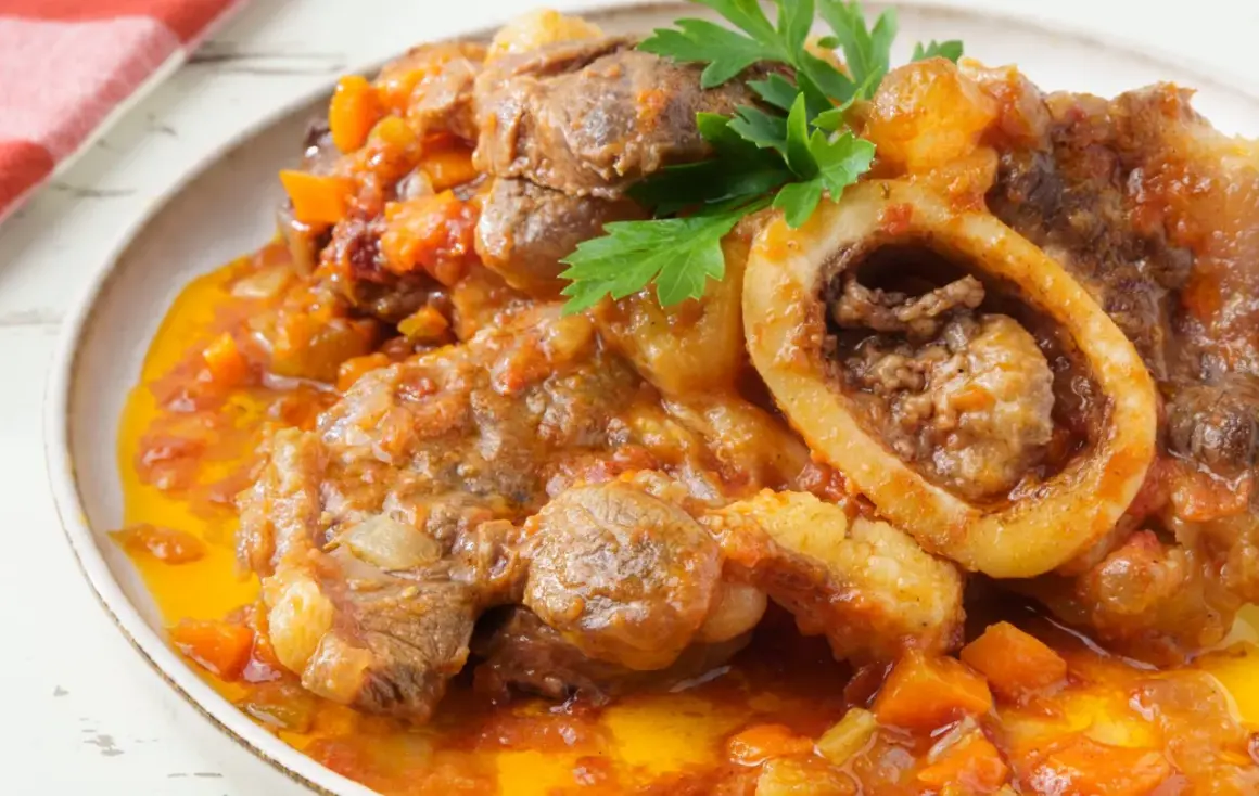 Ossobuco succulento in umido con verdure, un'ottima ossobuco ricetta veloce per un pranzo saporito.