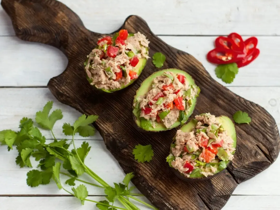 Avocado ripieni di tonno e verdure, un'idea fresca per le tue ricette con avocado.
