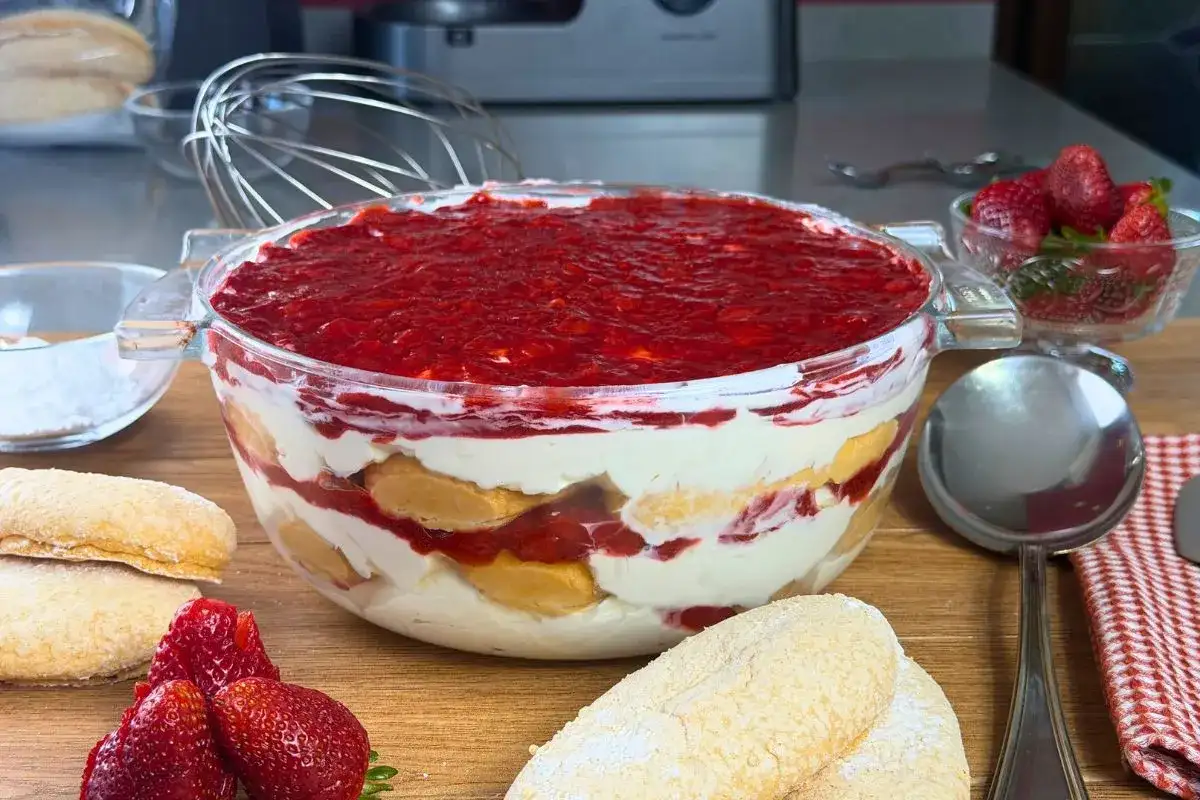 Tiramisù alle fragole, fresco e cremoso senza savoiardi molli