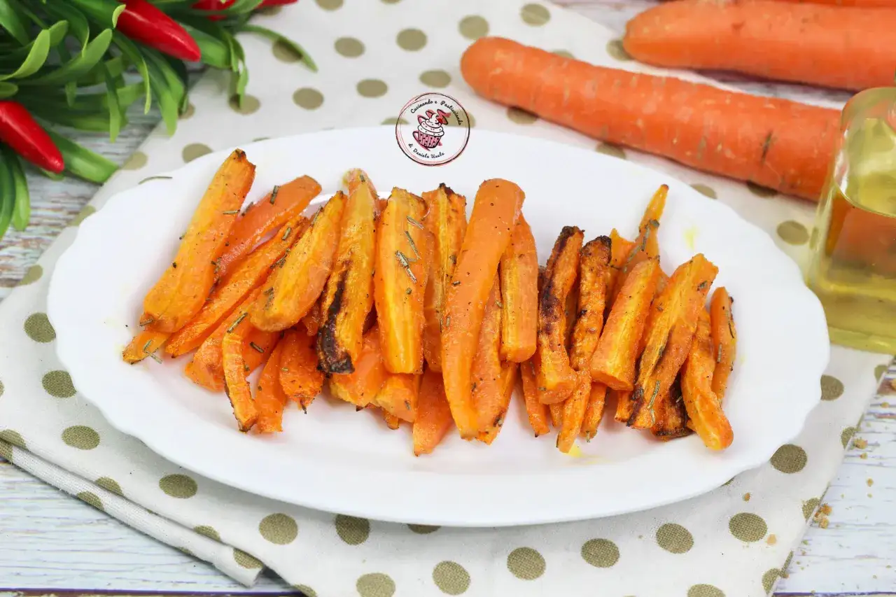 Carote al forno, un'idea semplice per le tue ricette con carote. Speziate e dorate, pronte da gustare.