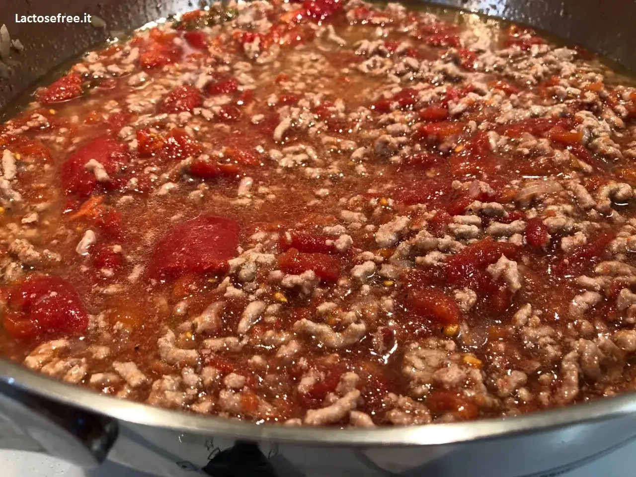 Un saporito ragù di carne con pomodoro e macinato, pronto per essere gustato.