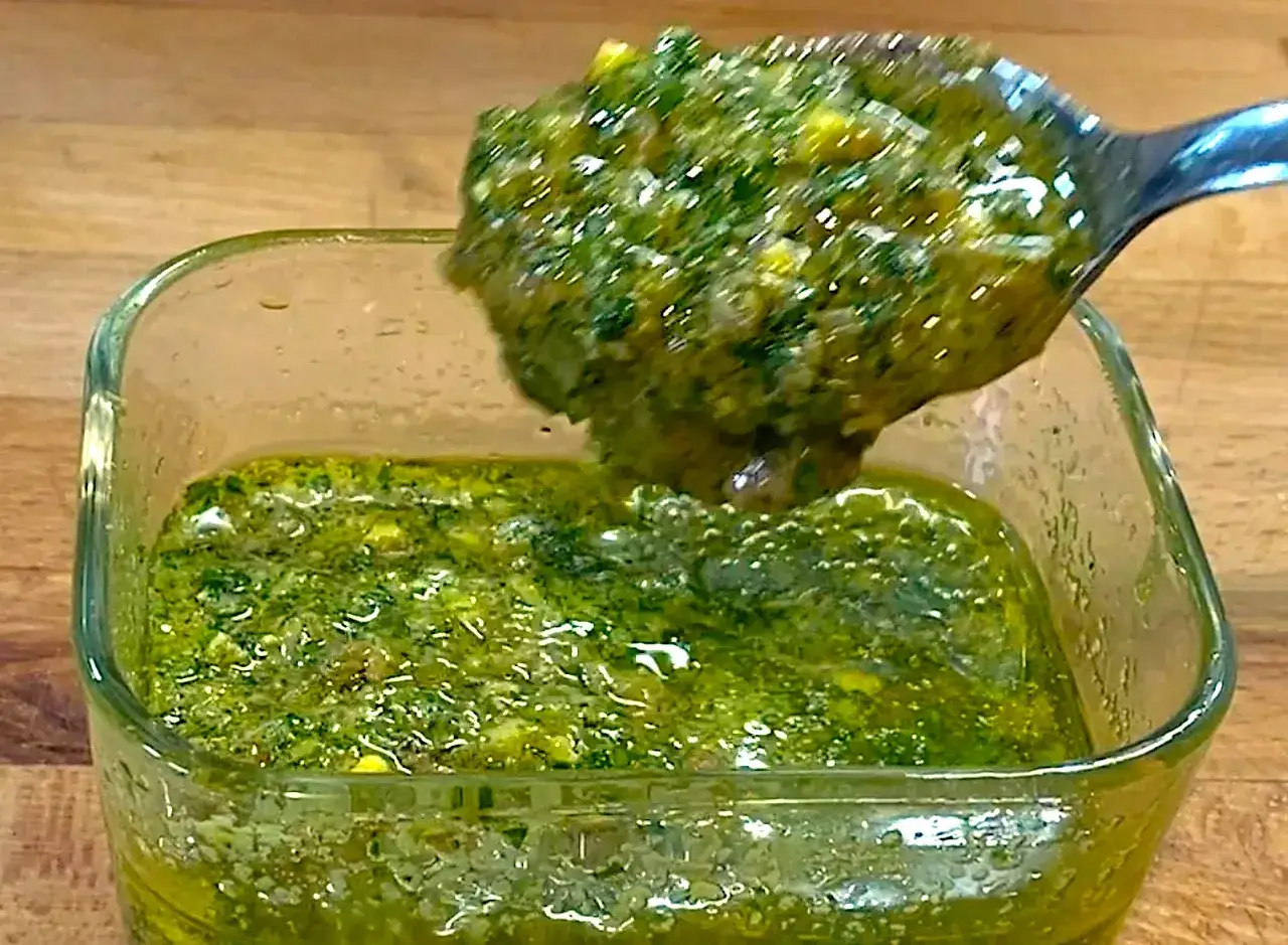Salsa verde senza uovo, fresca e profumata, pronta per condire i tuoi piatti.