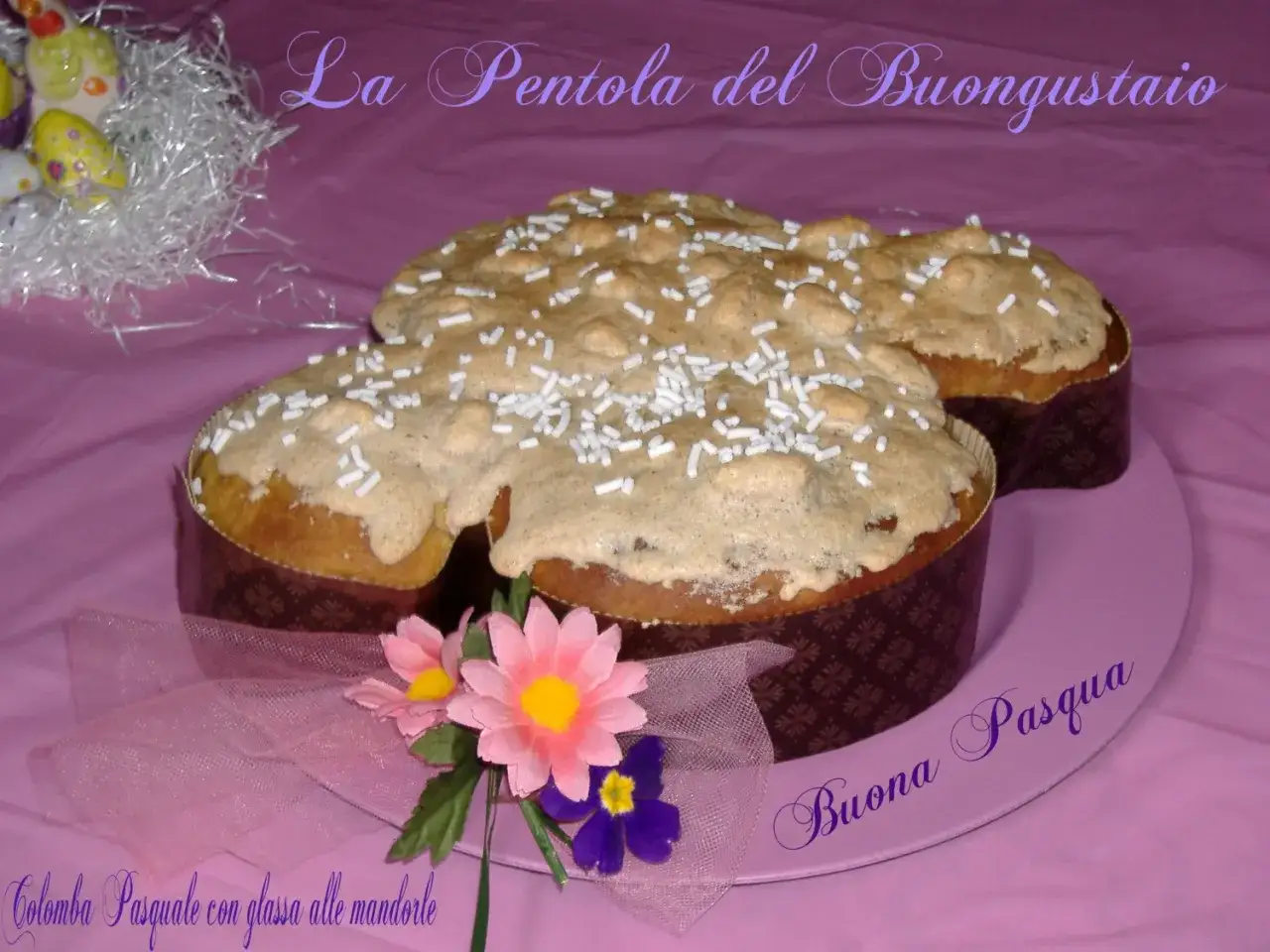 Colomba Pasquale con glassa alle mandorle e codette, pronta per essere gustata.