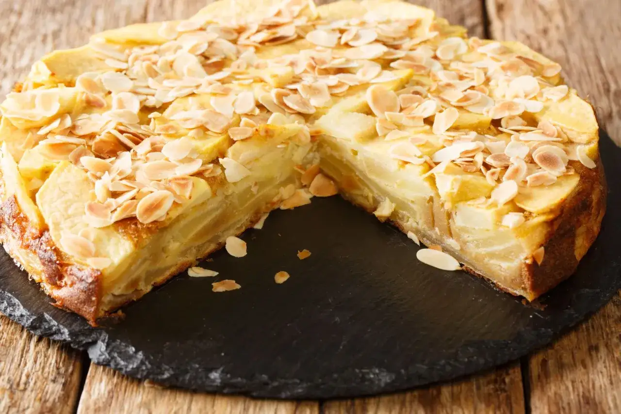 Una fetta di torta di mele invisibile, con tante mandorle a lamelle dorate.