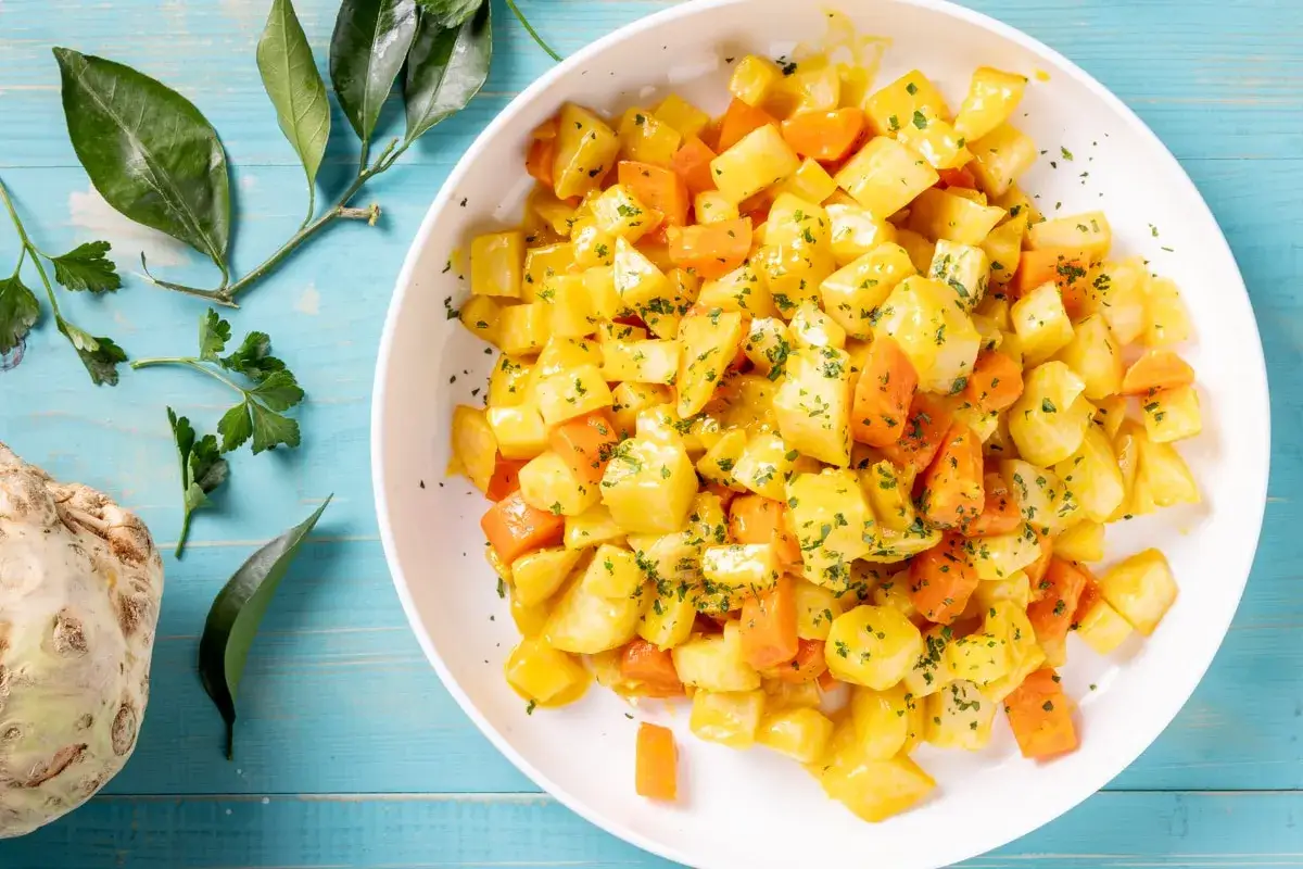 Piatto di sedano rapa e carote a cubetti, condito con erbe aromatiche. Un'idea gustosa per le tue sedano rapa ricette.