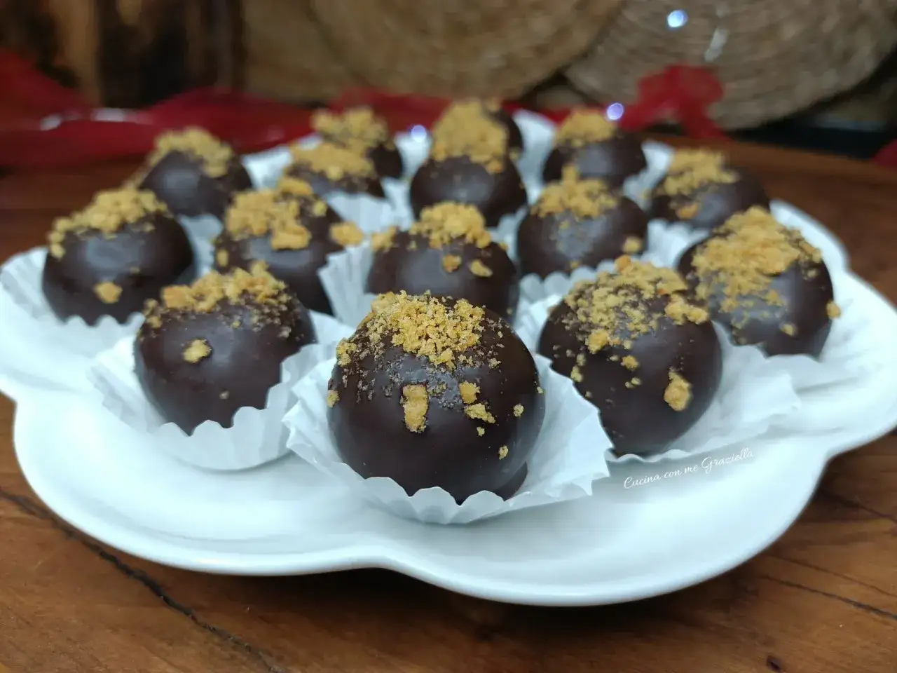 Deliziosi dolci da fare in 5 minuti senza cottura, ricoperti di cioccolato e granella croccante.