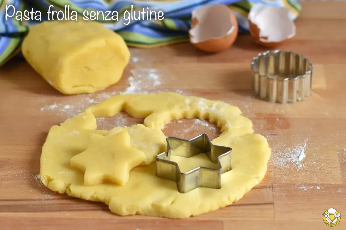 Pasta frolla senza glutine pronta per essere trasformata in biscotti a forma di stella. Ingredienti freschi e stampini a portata di mano.