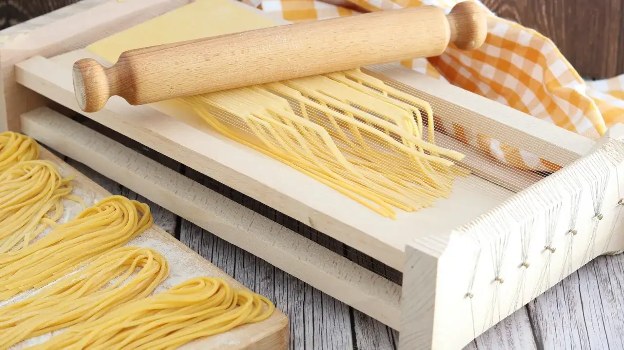 Pasta fresca tagliata con la chitarra, pronta per essere cucinata. Un classico intramontabile.