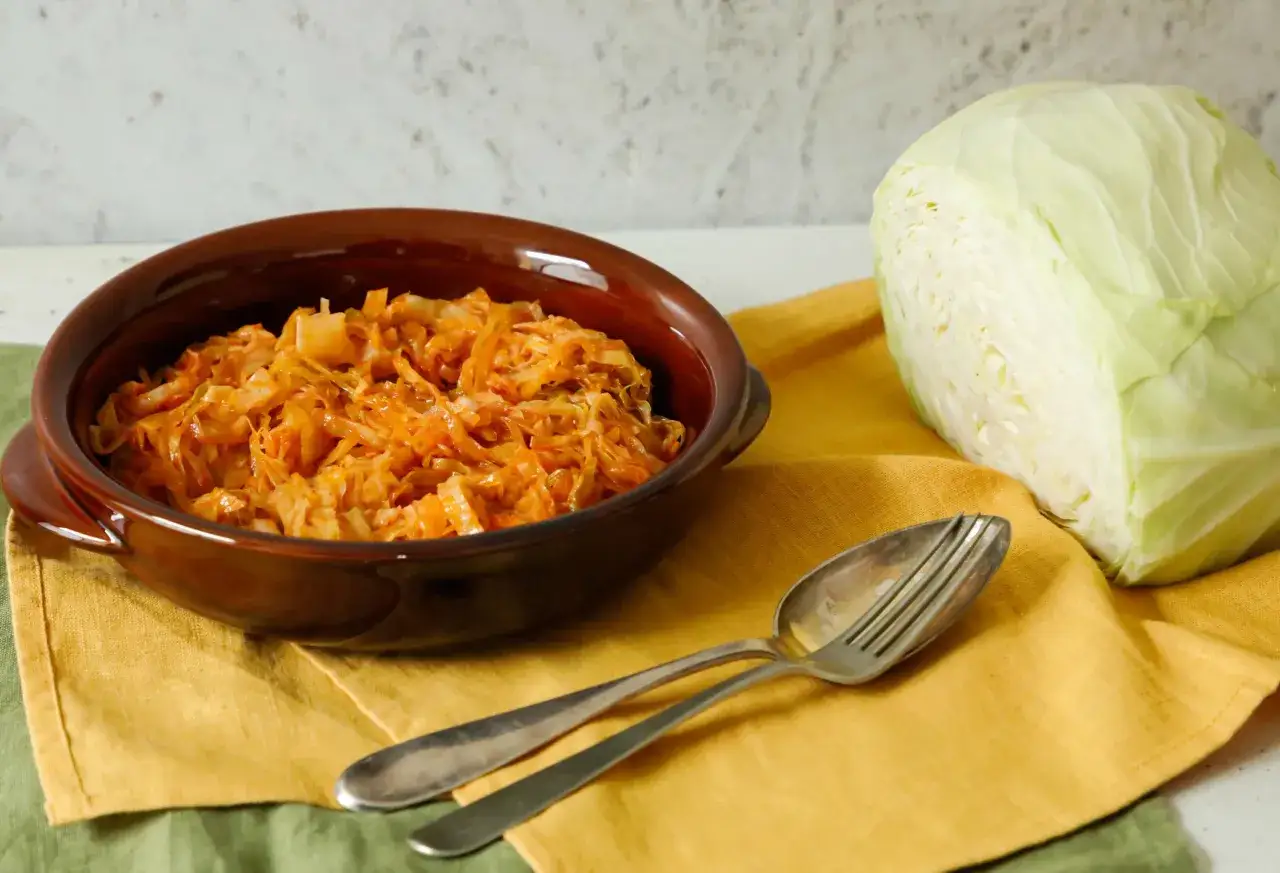 Piatto di cavolo cappuccio stufato, pronto per essere gustato. Un'idea per le tue cavolo cappuccio ricette.